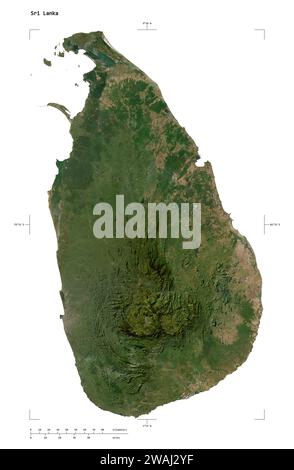 Form einer niedrig auflösenden Satellitenkarte Sri Lankas mit Entfernungsskala und Kartengrenzkoordinaten, isoliert auf weiß Stockfoto
