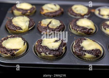 Nahaufnahme frischer hausgemachter Schokoladen-Käsekuchen-Muffins Stockfoto
