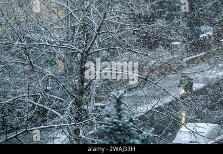 Berlin, Deutschland. Januar 2024. Schnee bedeckt geparkte Autos, Straßen und Bürgersteige in einer Straße in Karlshorst. Quelle: Jens Kalaene/dpa/Alamy Live News Stockfoto