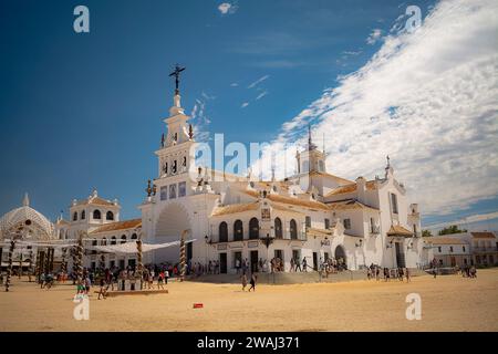 Ein malerischer Blick auf die Eremitage in El Rocio, einem kleinen Dorf in Huelva, Spanien. Stockfoto