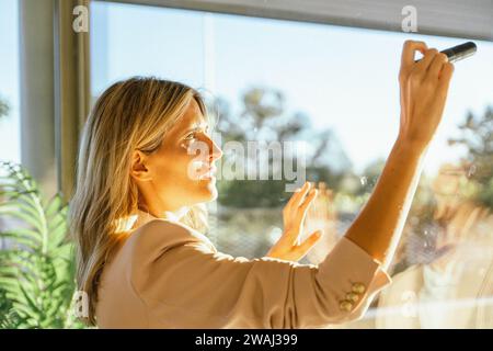 Geschäftsfrau denkt und schreibt Ideen, um ein neues Projekt zu entwickeln. Geschäftskonzept. Stockfoto