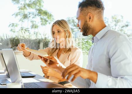 Geschäftskollegen arbeiten im Büro zusammen. Geschäftskonzept. Stockfoto