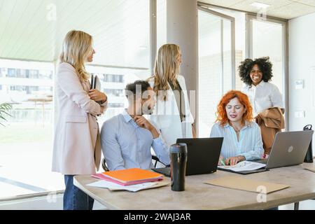 Geschäftsleute, die im Büro arbeiten. Business-Konzept. Laptop Stockfoto