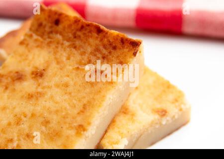 Quesada pasiega typisch süßes Dessert aus Kantabrien isoliert auf Balkon Hintergrund Stockfoto