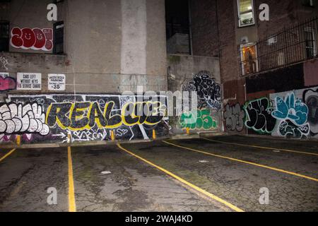 Eine Straße mit farbenfrohen Graffiti-Kunst, die ein Gebäude in New York, USA, ziert Stockfoto