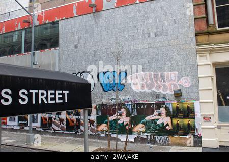 Eine Straße mit farbenfrohen Graffiti-Kunst, die ein Gebäude in New York, USA, ziert Stockfoto