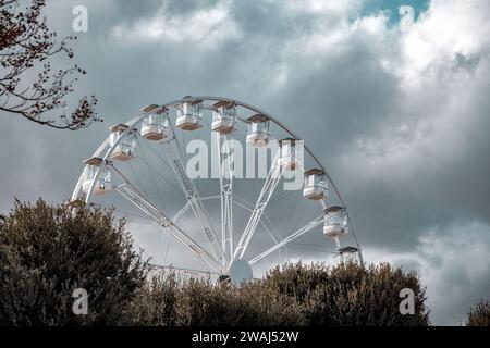 Siena, Italien - 7. April 2022: Riesenrad gegen den bewölkten Himmel in Siena, Toskana, Italien. Stockfoto