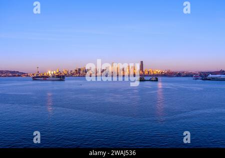 Blick aus der Vogelperspektive auf die Skyline der Küste von Seattle, Washington an der Elliot Bay bei Sonnenuntergang im Dezember Stockfoto