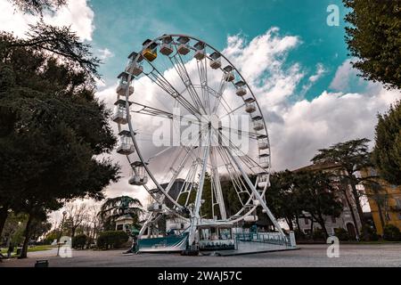 Siena, Italien - 7. April 2022: Riesenrad gegen den bewölkten Himmel in Siena, Toskana, Italien. Stockfoto