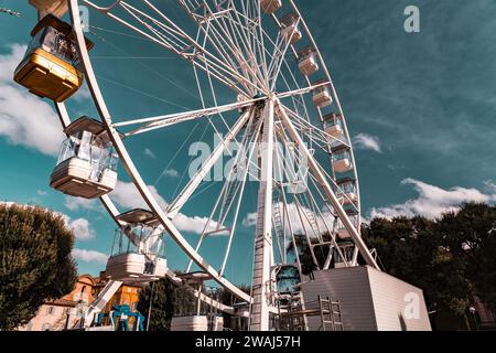 Siena, Italien - 7. April 2022: Riesenrad gegen den bewölkten Himmel in Siena, Toskana, Italien. Stockfoto