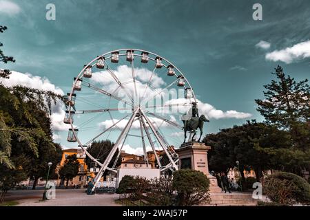 Siena, Italien - 7. April 2022: Riesenrad gegen den bewölkten Himmel in Siena, Toskana, Italien. Stockfoto