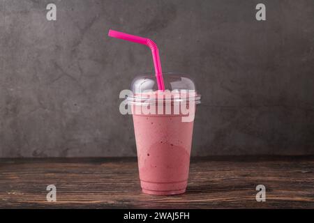 Erdbeer-Smoothie oder Milchshake, gesundes Essen zum Frühstück und Snack Stockfoto