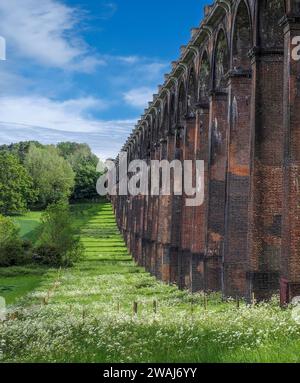 Thameslink Zug an einem frostigen Morgen auf dem Balcombe Viadukt oder dem Ouse Valley Viadukt in Sussex, der die Bahnstrecke London nach Brighton transportiert Stockfoto