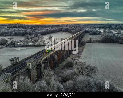 Balcombe Viadukt oder Ouse Valley Viadukt in Sussex, das die Bahnstrecke London nach Brighton mit einer südlichen Zugüberquerung an einem frostigen Morgen führt Stockfoto