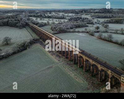 Balcombe Viadukt oder Ouse Valley Viadukt in Sussex, das die Bahnstrecke London nach Brighton mit einer Bahnüberquerung von Thameslink an einem frostigen Morgen überträgt Stockfoto