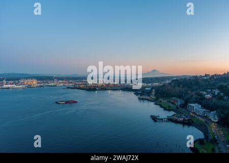 Luftaufnahme von Mount Rainier und West Seattle bei Sonnenuntergang im Dezember Stockfoto