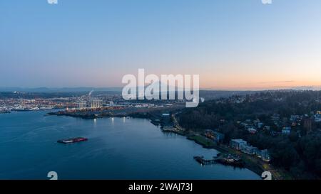 Luftaufnahme von Mount Rainier und West Seattle bei Sonnenuntergang im Dezember Stockfoto