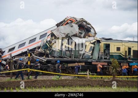 Bandung, Indonesien. Januar 2024. Rettungskräfte arbeiten am Ort eines Zugunfalls in der Provinz West Java, Indonesien, 5. Januar 2024. Drei Menschen wurden getötet und mehr als zehn weitere verletzt, als zwei Züge in einer direkten Kollision in der indonesischen Provinz West-Java verwickelt waren, sagte ein Polizist. Quelle: Septianjar Muharam/Xinhua/Alamy Live News Stockfoto