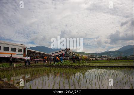 Bandung, Indonesien. Januar 2024. Rettungskräfte arbeiten am Ort eines Zugunfalls in der Provinz West Java, Indonesien, 5. Januar 2024. Drei Menschen wurden getötet und mehr als zehn weitere verletzt, als zwei Züge in einer direkten Kollision in der indonesischen Provinz West-Java verwickelt waren, sagte ein Polizist. Quelle: Septianjar Muharam/Xinhua/Alamy Live News Stockfoto