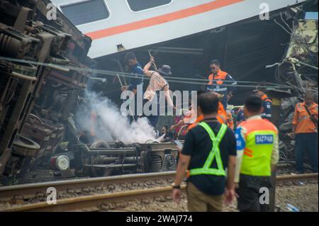 Bandung, Indonesien. Januar 2024. Rettungskräfte arbeiten am Ort eines Zugunfalls in der Provinz West Java, Indonesien, 5. Januar 2024. Drei Menschen wurden getötet und mehr als zehn weitere verletzt, als zwei Züge in einer direkten Kollision in der indonesischen Provinz West-Java verwickelt waren, sagte ein Polizist. Quelle: Septianjar Muharam/Xinhua/Alamy Live News Stockfoto