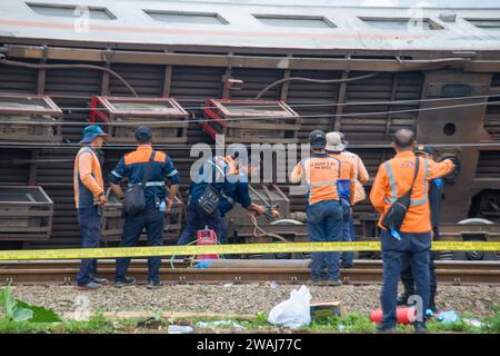 Bandung, Indonesien. Januar 2024. Rettungskräfte arbeiten am Ort eines Zugunfalls in der Provinz West Java, Indonesien, 5. Januar 2024. Drei Menschen wurden getötet und mehr als zehn weitere verletzt, als zwei Züge in einer direkten Kollision in der indonesischen Provinz West-Java verwickelt waren, sagte ein Polizist. Quelle: Septianjar Muharam/Xinhua/Alamy Live News Stockfoto