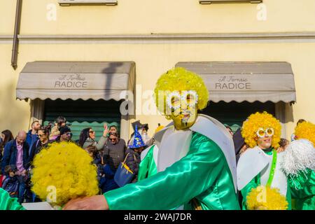 Cantu, Italien - 25. Februar 2023: Karnevalsparade, Tänzergruppe und Menschenmenge in Cantu, Lombardei, Norditalien Stockfoto