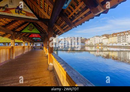 Luzern, Schweiz - 22. Februar 2023: Blick von der Kapellbrücke, dem Fluss Reuss und verschiedenen Gebäuden in Luzern, Schweiz (Painti Stockfoto