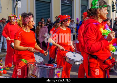 Cantu, Italien - 25. Februar 2023: Karnevalsparade, Musikband und Menschenmenge in Cantu, Lombardei, Norditalien Stockfoto