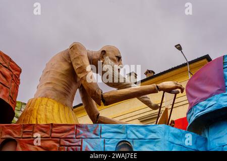 Crema, Italien - 26. Februar 2023: Karnevalsparade mit allegorischem Figurenwagen und Menschenmenge in Crema, Lombardei, Norditalien Stockfoto