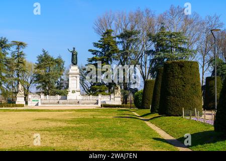 Mantua, Italien - 28. Februar 2023: Blick auf den Garten der Piazza Virgiliana und das Denkmal für Virgilio (datiert 1927), in Mantua (Mantova), Lombardei, Nort Stockfoto