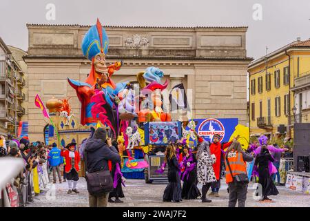 Crema, Italien - 26. Februar 2023: Karnevalsparade mit allegorischem Figurenwagen und Menschenmenge in Crema, Lombardei, Norditalien Stockfoto