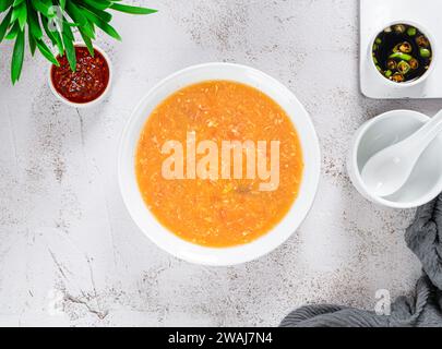 thai-Suppe mit heißen und sauren Eiern Stockfoto