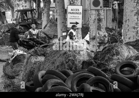 Arbeiter, die nach dem Protest der Bauern die Reifen und Dung räumen, Quai Eugène Cavaignac, Cahors, Abteilung Los, Frankreich Stockfoto