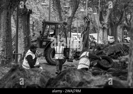 Arbeiter, die nach dem Protest der Bauern die Reifen und Dung räumen, Quai Eugène Cavaignac, Cahors, Abteilung Los, Frankreich Stockfoto