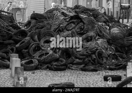 Reifen und Gülle, die von den Bauern aus Protest abgeladen wurden, Rue Maréchal Foch, Cahors, Departement Los, Frankreich Stockfoto