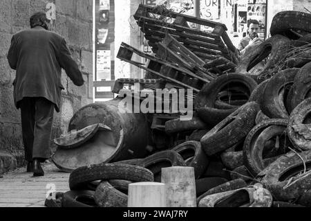 Reifen und Gülle, die von den Bauern aus Protest abgeladen wurden, Rue Maréchal Foch, Cahors, Departement Los, Frankreich Stockfoto