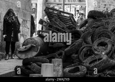 Reifen und Gülle, die von den Bauern aus Protest abgeladen wurden, Rue Maréchal Foch, Cahors, Departement Los, Frankreich Stockfoto