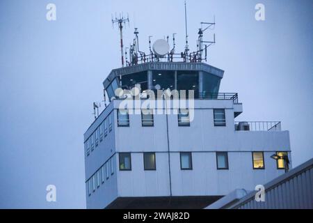 Santiago del Monte, Spanien, 5. Januar 2024: Der Flughafen-Kontrollturm Asturias während des Streiks der Arbeiter in Iberia am 5. Januar 2024 in Santiago del Monte, Spanien. Quelle: Alberto Brevers / Alamy Live News. Stockfoto