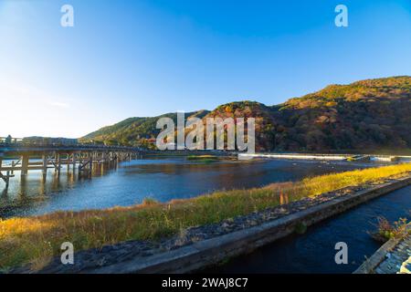 Die Togetsukyo-Brücke in der Nähe des Katsuragawa-Flusses in Kyoto im Herbst Stockfoto