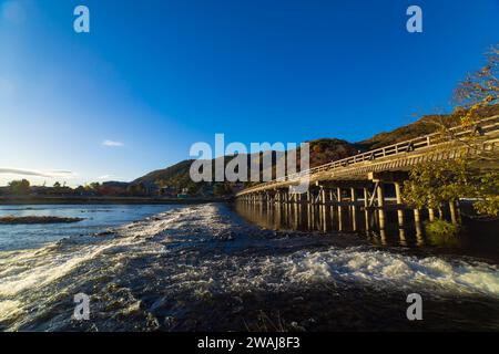 Die Togetsukyo-Brücke in der Nähe des Katsuragawa-Flusses in Kyoto im Herbst Stockfoto