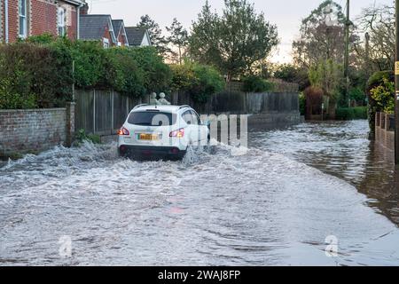 Fordingbridge, Hampshire, UK, 5. Januar 2024: Wetter: Überschwemmung. Überschwemmung auf der Bowerwood Road zum zweiten Mal in diesem Winter. Nur Fahrer von Transportern und Spezialfahrzeugen sind bereit, die überflutete Straße zu befahren, die zum nahe gelegenen Alderholt führt. Paul Biggins/Alamy Live News Stockfoto