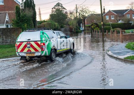 Fordingbridge, Hampshire, UK, 5. Januar 2024: Wetter: Überschwemmung. Überschwemmung auf der Bowerwood Road zum zweiten Mal in diesem Winter. Nur Fahrer von Transportern und Spezialfahrzeugen sind bereit, die überflutete Straße zu befahren, die zum nahe gelegenen Alderholt führt. Paul Biggins/Alamy Live News Stockfoto