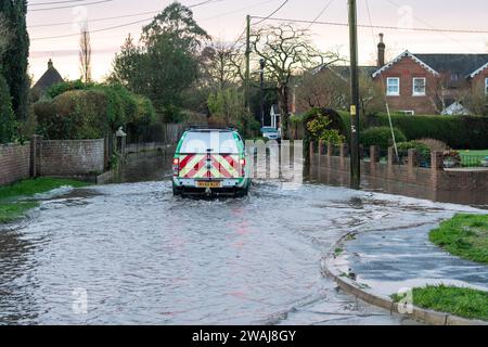 Fordingbridge, Hampshire, UK, 5. Januar 2024: Wetter: Überschwemmung. Überschwemmung auf der Bowerwood Road zum zweiten Mal in diesem Winter. Nur Fahrer von Transportern und Spezialfahrzeugen sind bereit, die überflutete Straße zu befahren, die zum nahe gelegenen Alderholt führt. Paul Biggins/Alamy Live News Stockfoto