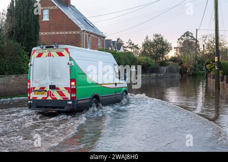 Fordingbridge, Hampshire, UK, 5. Januar 2024: Wetter: Überschwemmung. Überschwemmung auf der Bowerwood Road zum zweiten Mal in diesem Winter. Nur Fahrer von Transportern und Spezialfahrzeugen sind bereit, die überflutete Straße zu befahren, die zum nahe gelegenen Alderholt führt. Paul Biggins/Alamy Live News Stockfoto