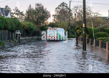 Fordingbridge, Hampshire, UK, 5. Januar 2024: Wetter: Überschwemmung. Überschwemmung auf der Bowerwood Road zum zweiten Mal in diesem Winter. Nur Fahrer von Transportern und Spezialfahrzeugen sind bereit, die überflutete Straße zu befahren, die zum nahe gelegenen Alderholt führt. Paul Biggins/Alamy Live News Stockfoto