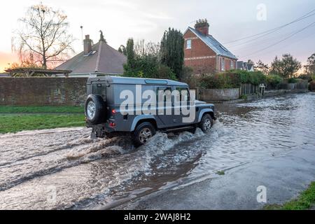 Fordingbridge, Hampshire, UK, 5. Januar 2024: Wetter: Überschwemmung. Überschwemmung auf der Bowerwood Road zum zweiten Mal in diesem Winter. Nur Fahrer von Transportern und Spezialfahrzeugen sind bereit, die überflutete Straße zu befahren, die zum nahe gelegenen Alderholt führt. Paul Biggins/Alamy Live News Stockfoto