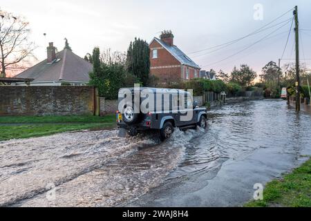 Fordingbridge, Hampshire, UK, 5. Januar 2024: Wetter: Überschwemmung. Überschwemmung auf der Bowerwood Road zum zweiten Mal in diesem Winter. Nur Fahrer von Transportern und Spezialfahrzeugen sind bereit, die überflutete Straße zu befahren, die zum nahe gelegenen Alderholt führt. Paul Biggins/Alamy Live News Stockfoto