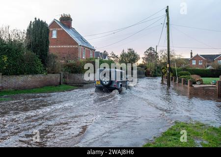 Fordingbridge, Hampshire, UK, 5. Januar 2024: Wetter: Überschwemmung. Überschwemmung auf der Bowerwood Road zum zweiten Mal in diesem Winter. Nur Fahrer von Transportern und Spezialfahrzeugen sind bereit, die überflutete Straße zu befahren, die zum nahe gelegenen Alderholt führt. Paul Biggins/Alamy Live News Stockfoto