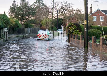 Fordingbridge, Hampshire, UK, 5. Januar 2024: Wetter: Überschwemmung. Überschwemmung auf der Bowerwood Road zum zweiten Mal in diesem Winter. Nur Fahrer von Transportern und Spezialfahrzeugen sind bereit, die überflutete Straße zu befahren, die zum nahe gelegenen Alderholt führt. Paul Biggins/Alamy Live News Stockfoto