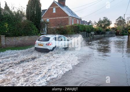 Fordingbridge, Hampshire, UK, 5. Januar 2024: Wetter: Überschwemmung. Überschwemmung auf der Bowerwood Road zum zweiten Mal in diesem Winter. Nur Fahrer von Transportern und Spezialfahrzeugen sind bereit, die überflutete Straße zu befahren, die zum nahe gelegenen Alderholt führt. Paul Biggins/Alamy Live News Stockfoto